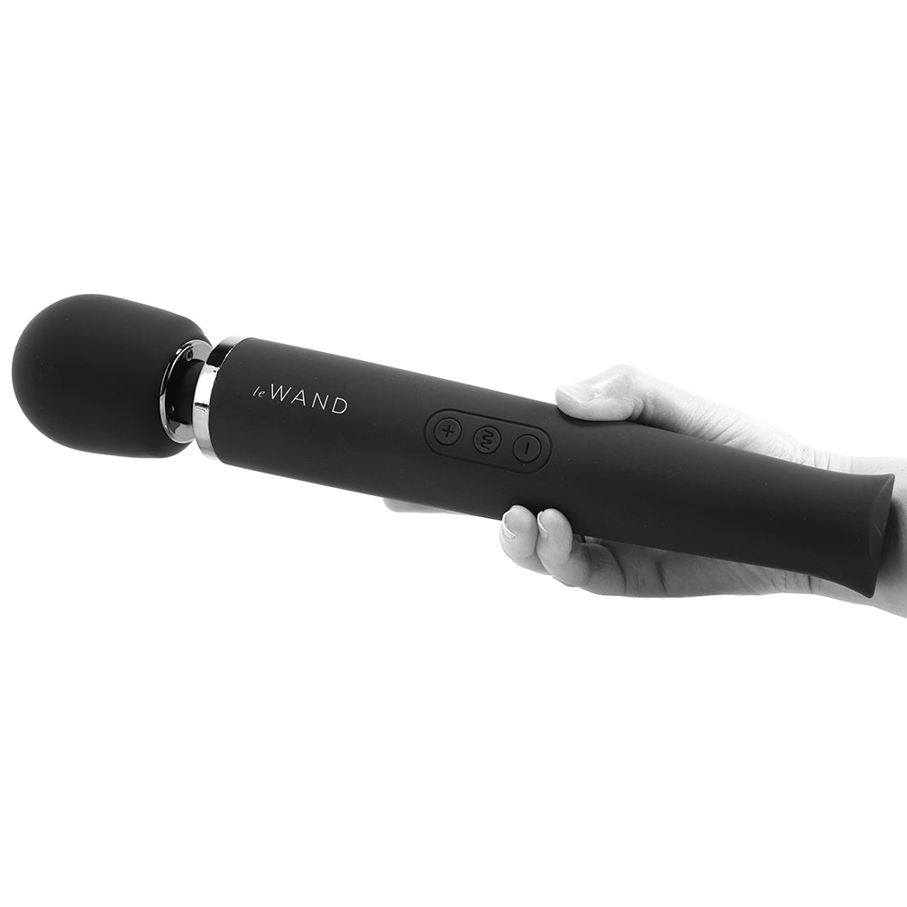 Le Wand Le Wand Rechargeable Massager in Black - Magic Wands - HoneyHugs Canada (View 4)